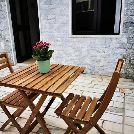 Knowing 100sqm Parede